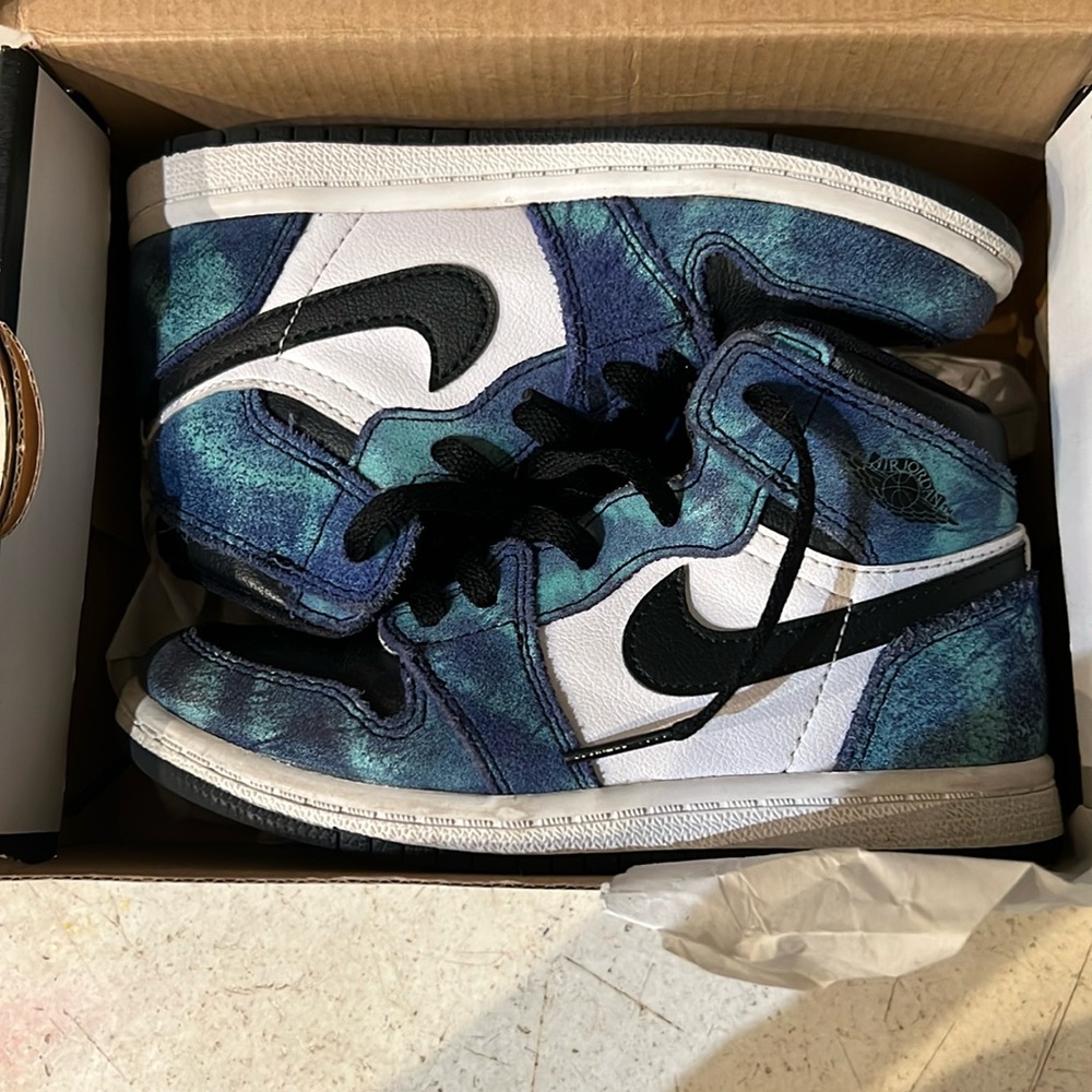 Kids Jordann 1 mid Great condition